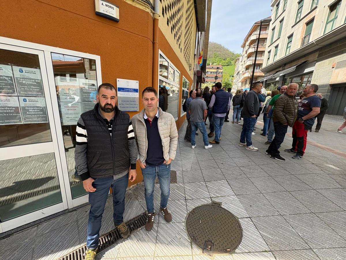 David Pérez Naya, a la izquierda, y Borja Fernández, ante la oficina agraria de Pola de Lena
