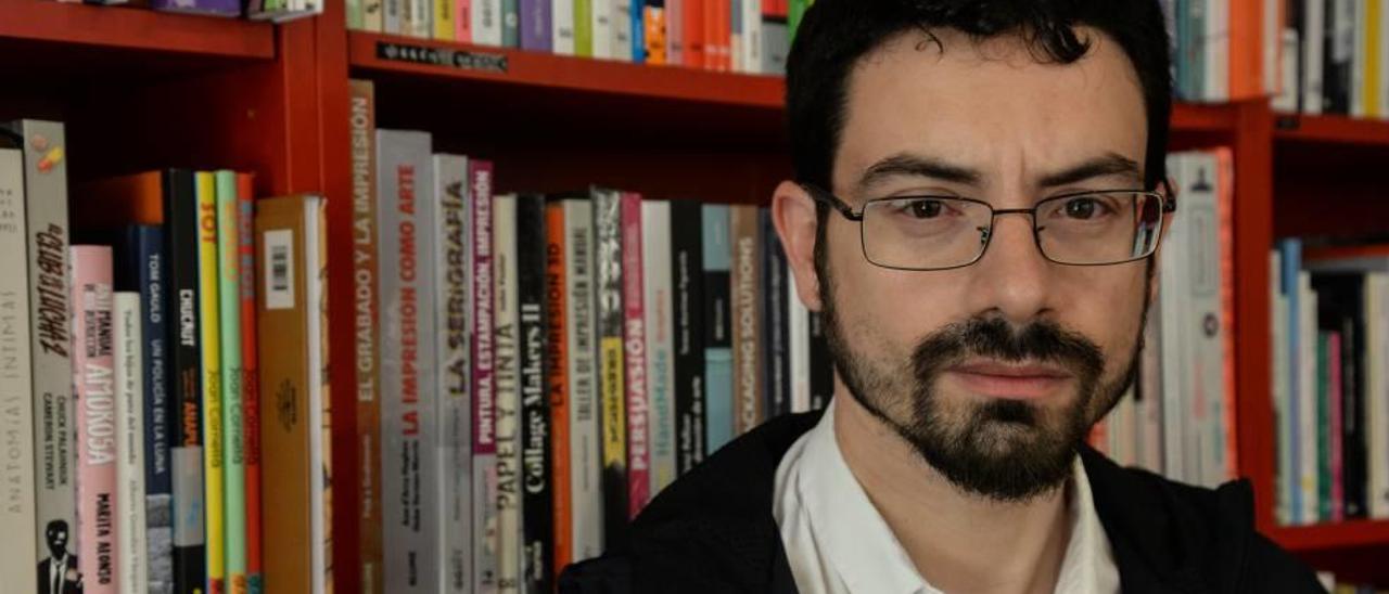 Carlo Padial, ayer rodeado de libros en Rata Corner.