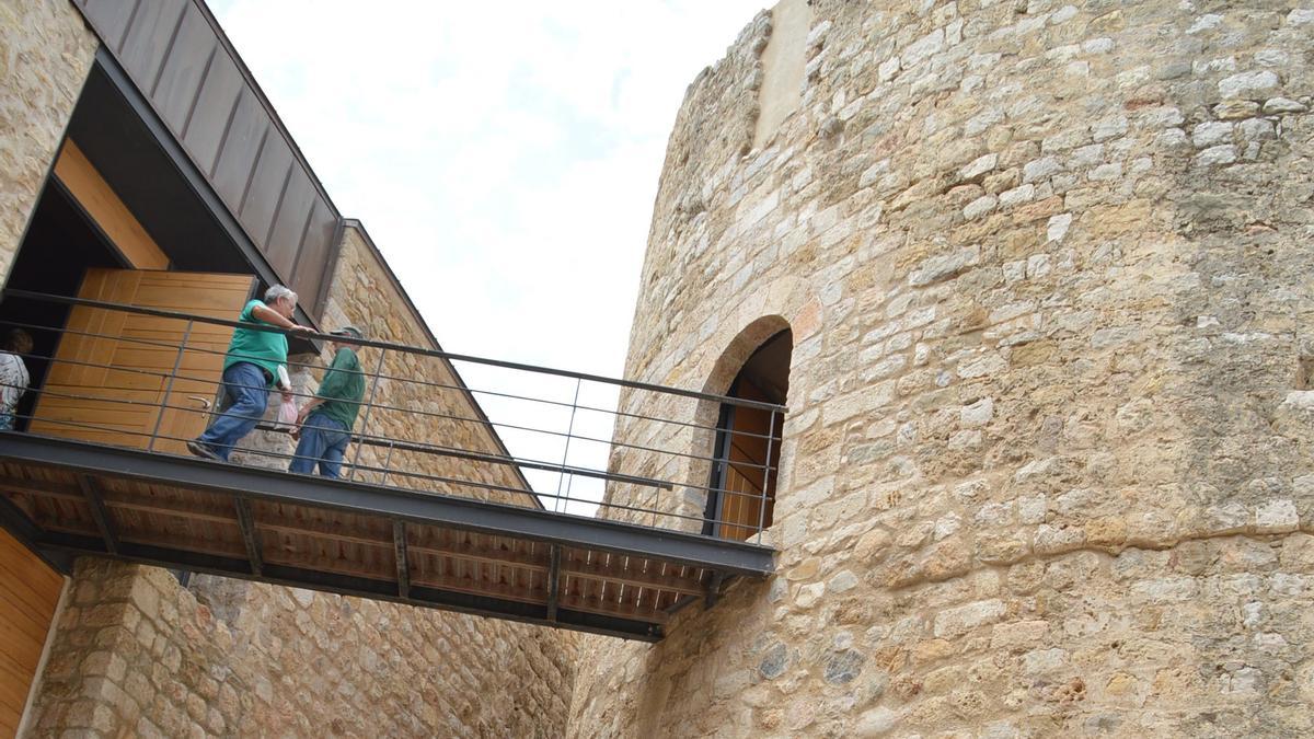 La passera que uneix els dos cossos del Castell de Llers