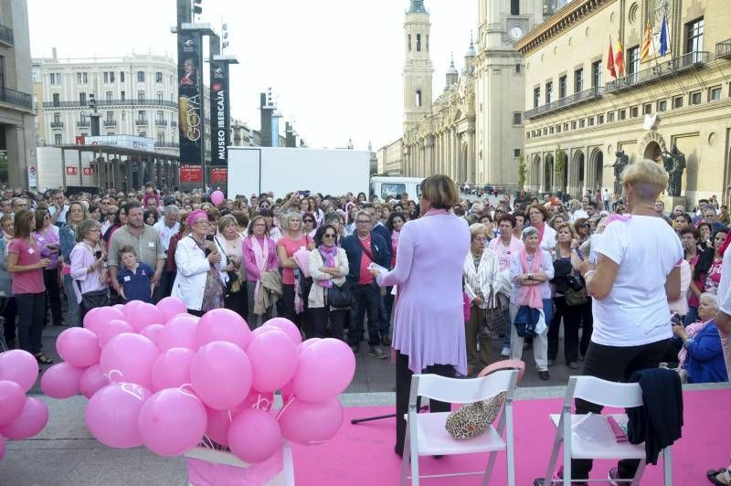 Fotogalería: La plaza del Pilar se tiñe de rosa contra el cáncer de mama