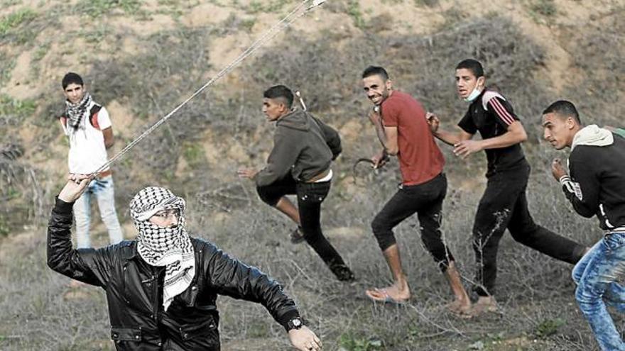 Un palestí llança una pedra en un xoc amb l&#039;exèrcit israelià