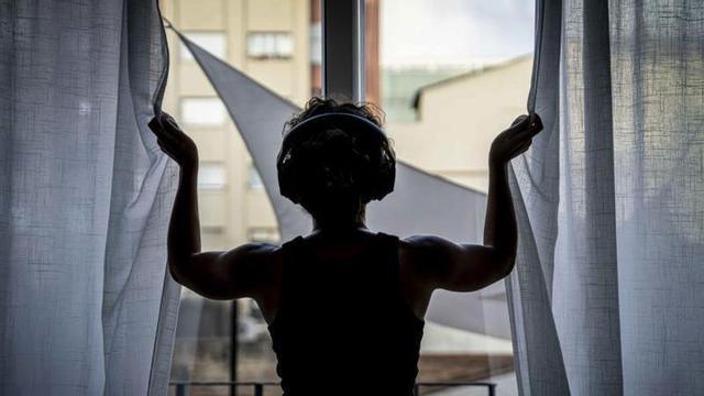 Les persones que pateixen misofonia solen tenir les finestres tancades per temor d’escoltar sons i utilitzen auriculars de cancel·lació de soroll.