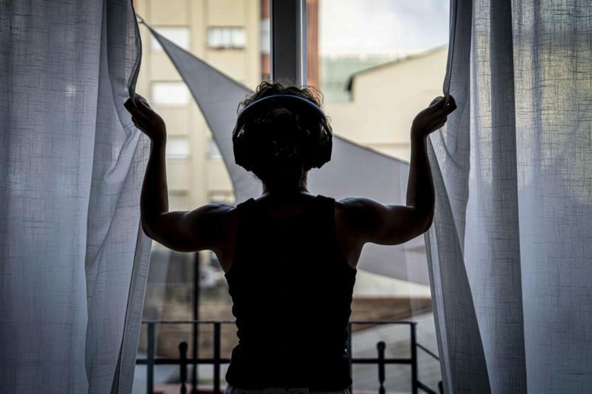 Las personas que sufren misofonía suelen tener las ventanas cerradas por temor a escuchar sonidos y usan auriculares de cancelación de ruido.