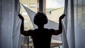 Las personas que sufren misofonía suelen tener las ventanas cerradas por temor a escuchar sonidos y usan auriculares de cancelación de ruido.