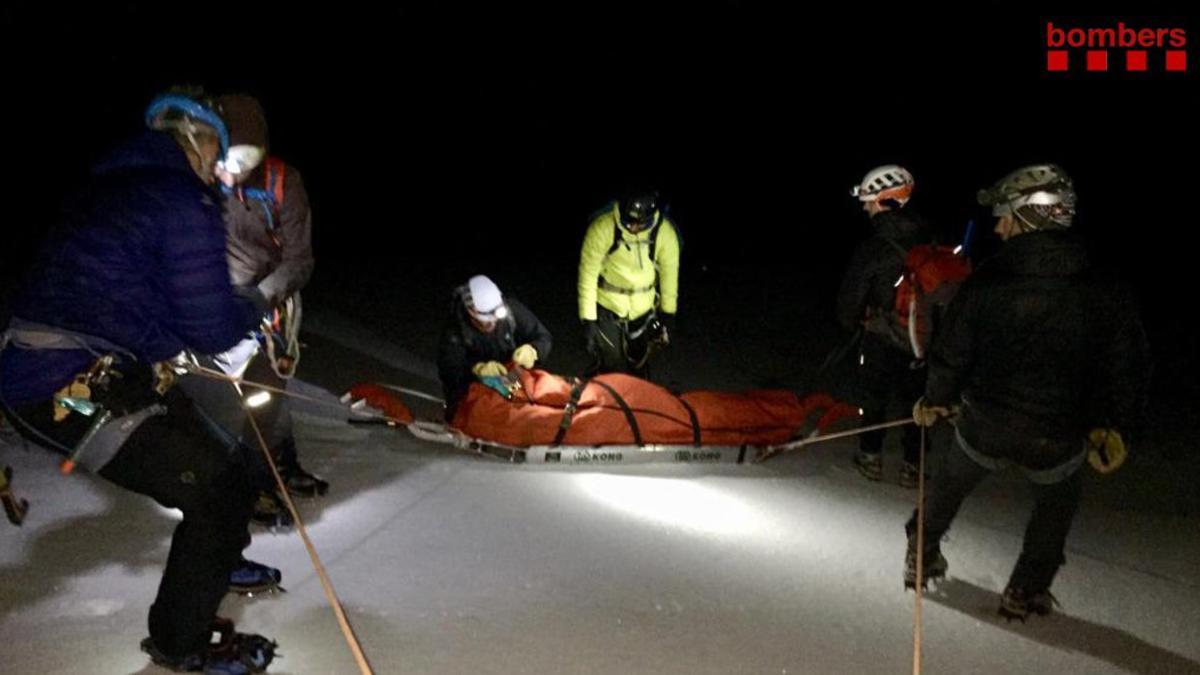 Los bomberos rescatan a un montañero herido grave en Montellà i Martinet (Cerdanya) tras caer por un glaciar