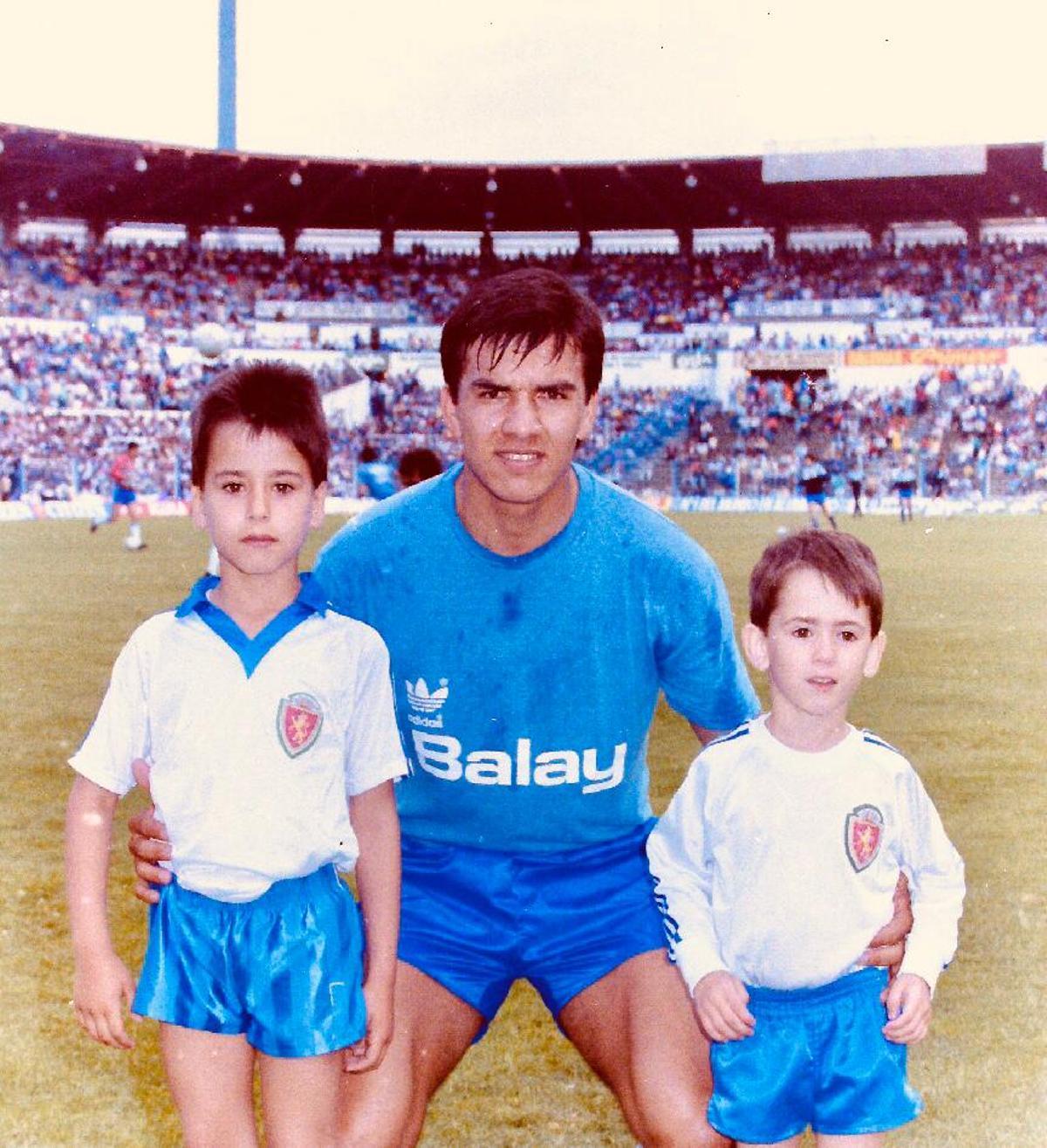 El delantero uruguayo, con dos jóvenes aficionados en 1986.