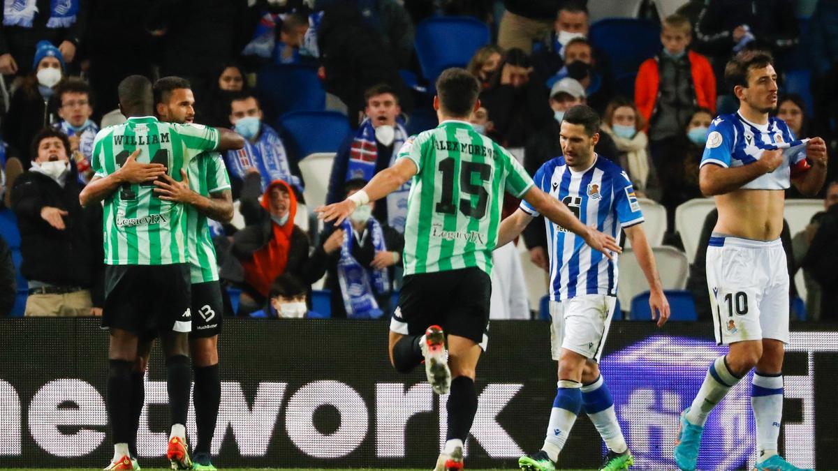 Los jugadores del Betis celebran uno de los goles.