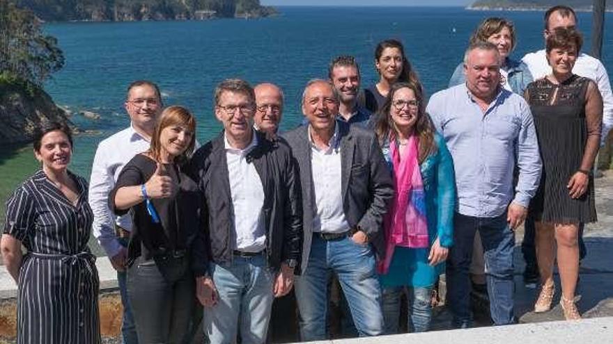 Feijóo, ayer, con los candidatos municipales en Viveiro. // FdV