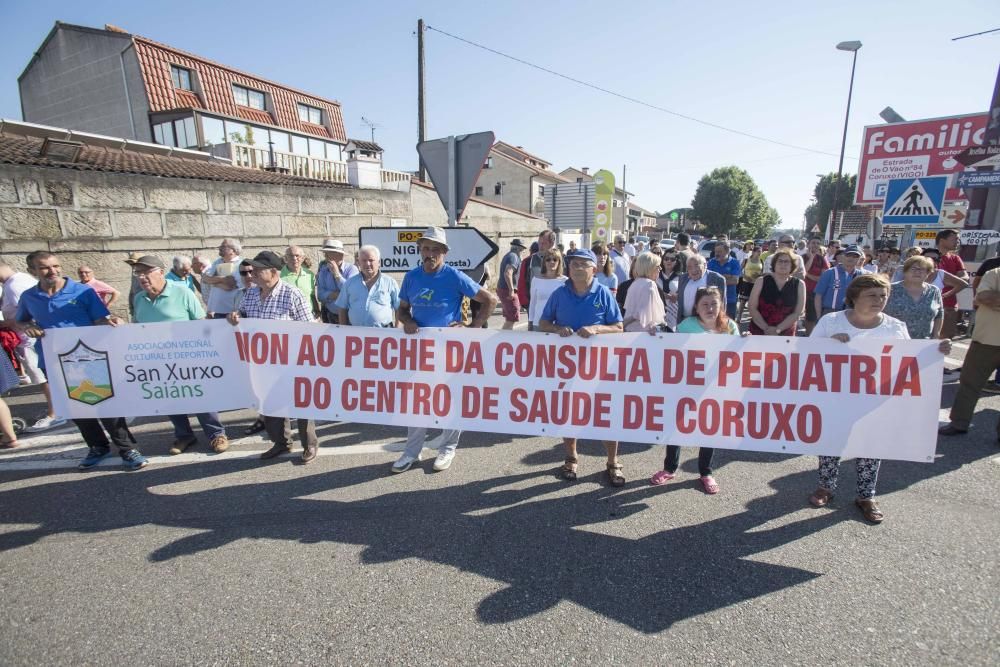 Más de un centenar de vecinos de Coruxo se echaron a la calle para reivindicar el puesto de pediatra // Cristina Graña