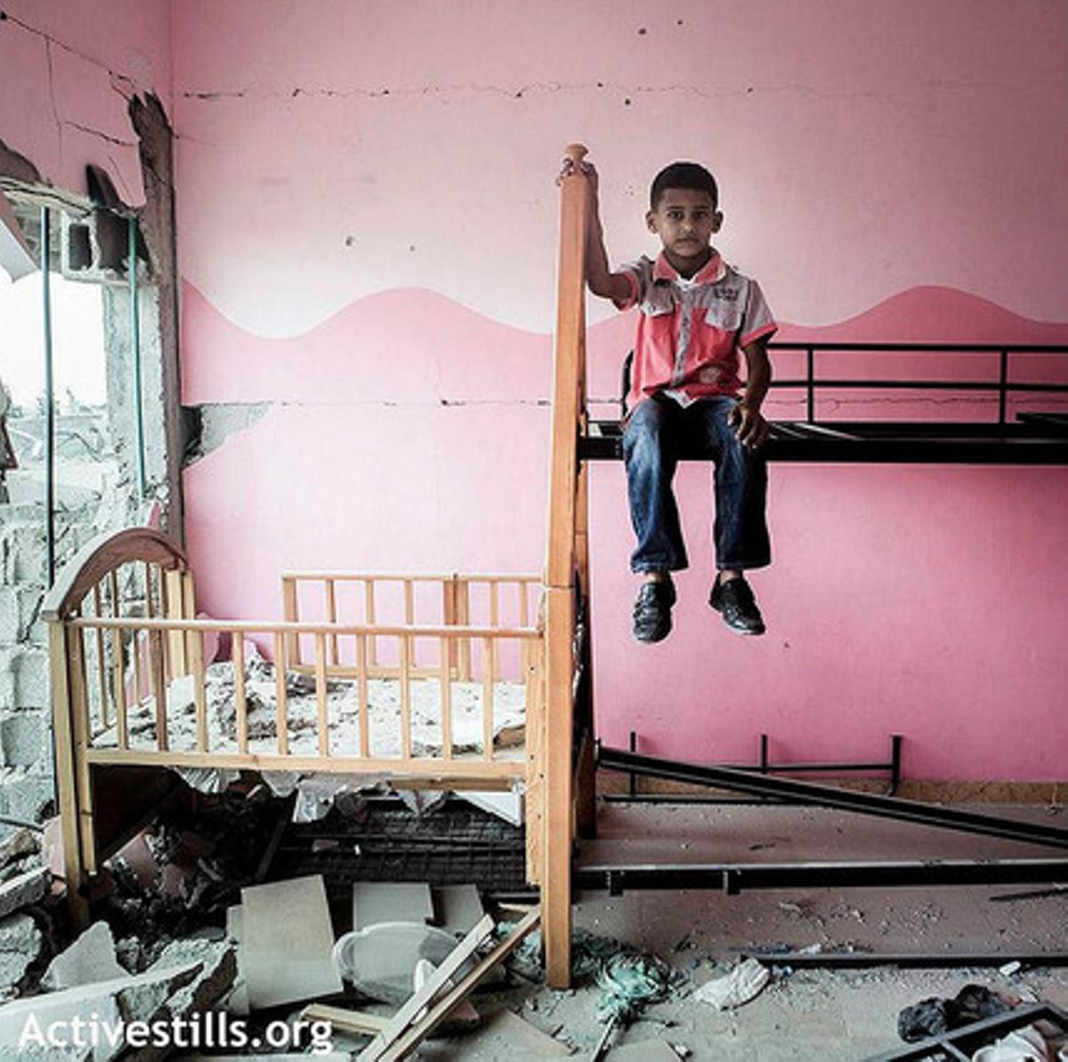 Un nen, en el que queda de la seva habitació, a Gaza.