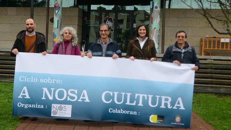 Aldán Santamarina, Soledad Ríos, Manuel Méndez, Leticia Santos y Carlos López, directivo de &quot;Nós&quot;, en la presentación en el Concello. // G.N.