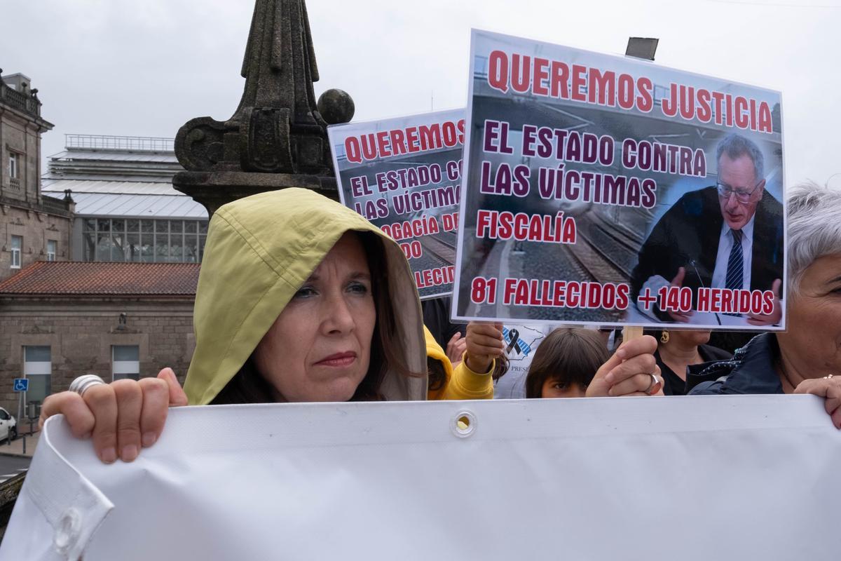 Manifestación de la Asociación de Víctimas de Angrois en Santiago cuando se cumplen diez años del accidente del Alvia