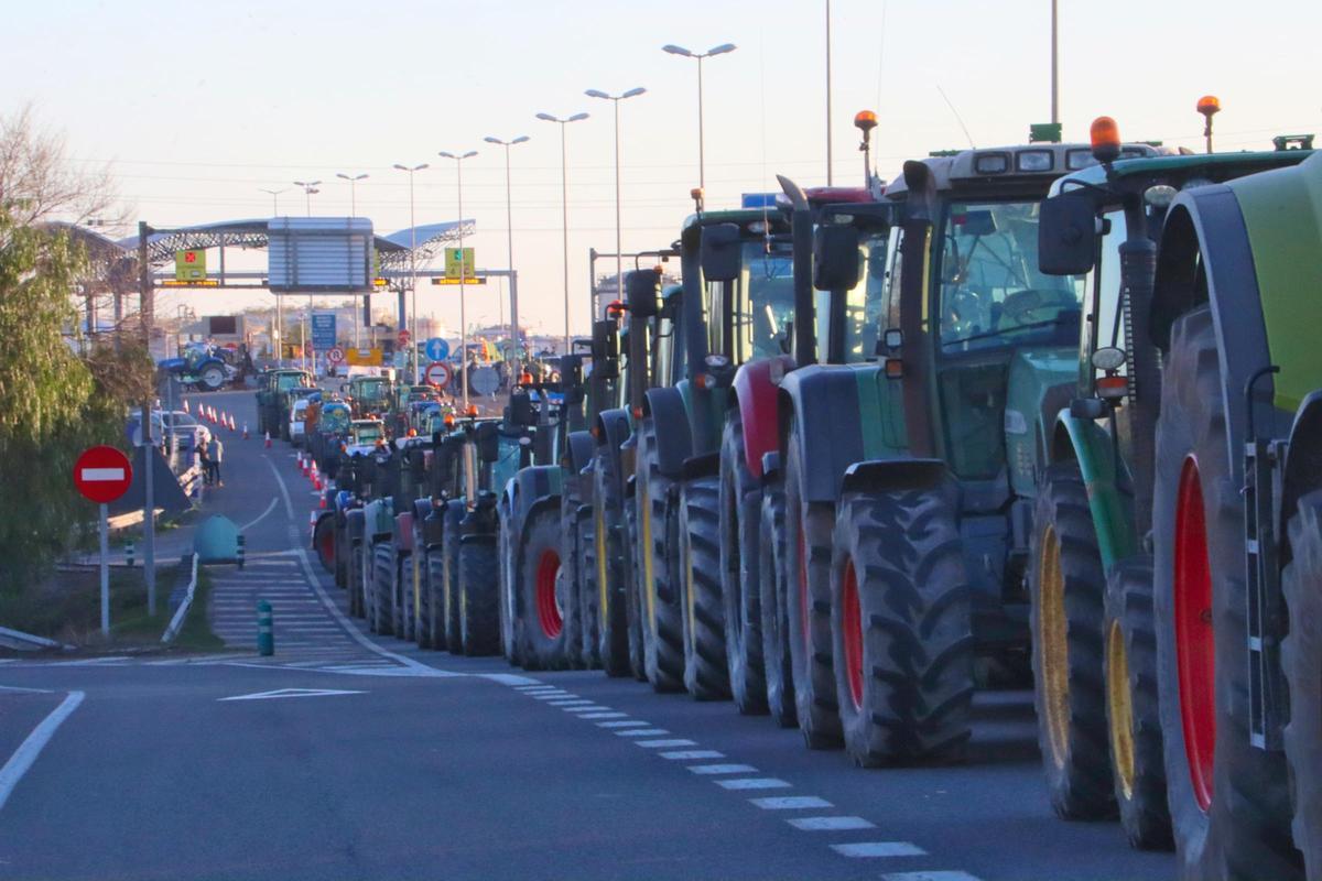 Tractors aparcats a l'A-27, a tocar de l'entrada del port de Tarragona, aquesta tarda