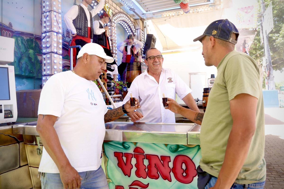 Roberto Fernández conversa con dos clientes en su Bodega Baturra.