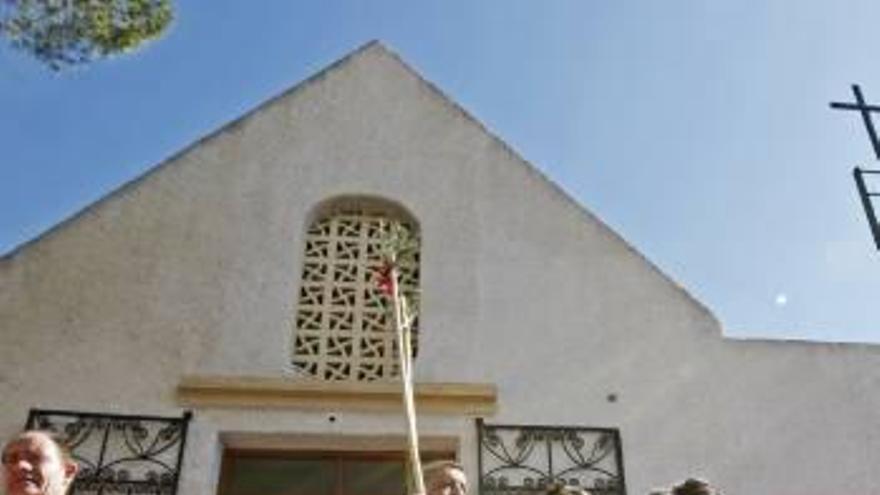 Muchas velas y largas colas en el pequeño templo de Sax para rezarle al santo, pedirle favores y mostrarle gratitud.