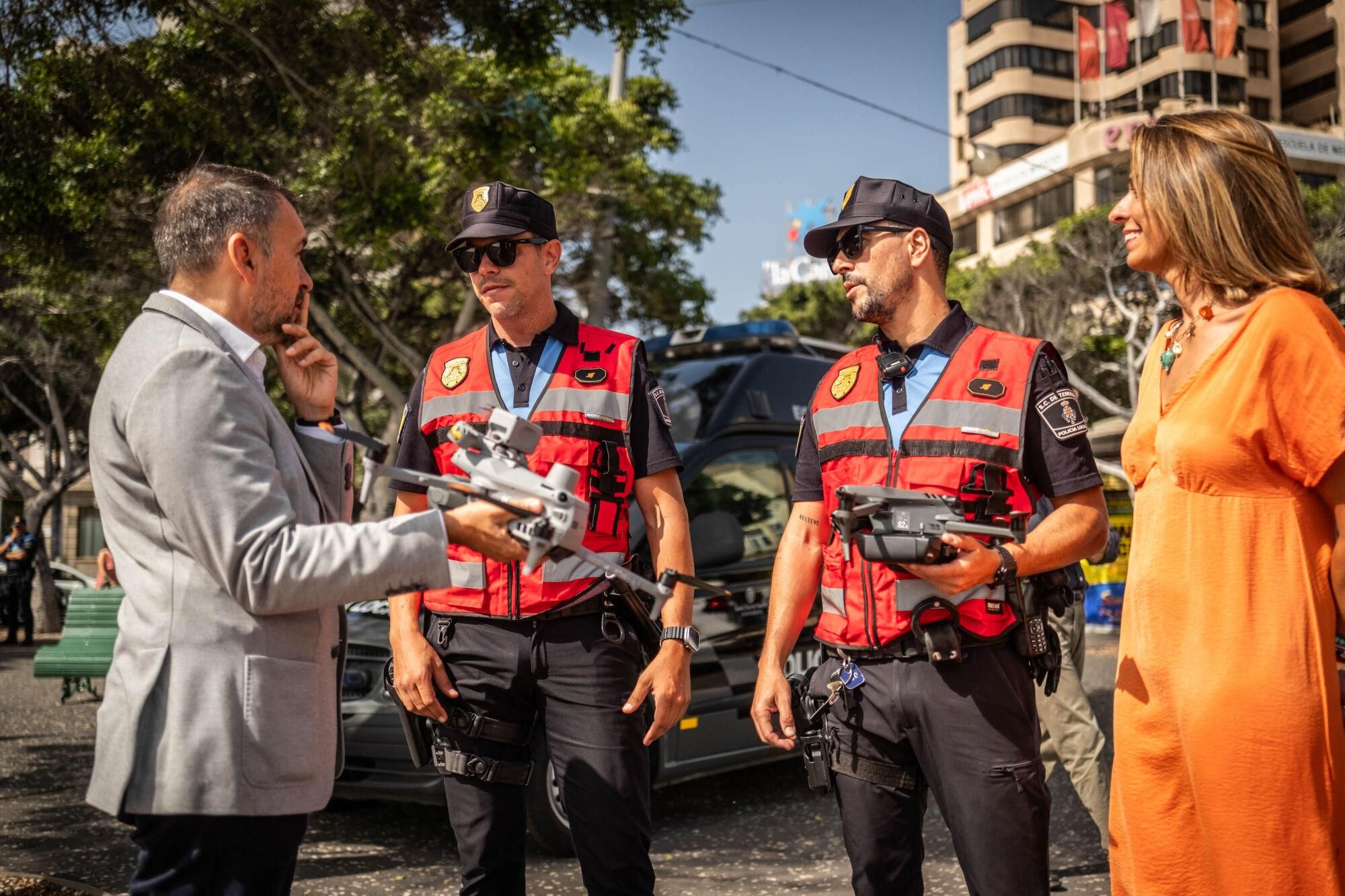 Presentación de los nuevos drones que usarán la Policía Local y Protección Civil de Santa Cruz de Tenerife. 