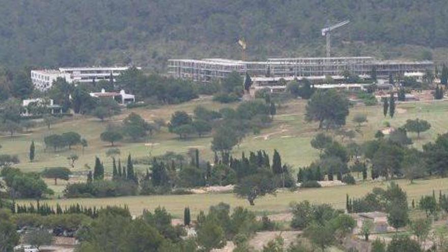 El campo de golf de Cala Llonga, con las obras de un edificio al fondo, en una imagen de archivo.