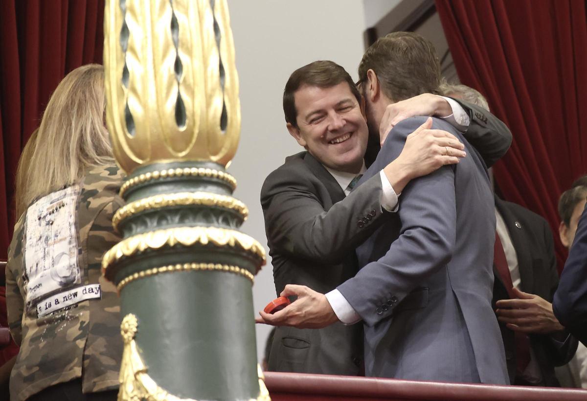 El presidente de la Junta de Castilla y León, Alfonso Fernández Mañueco, abraza a Javier Maroto durante la sesión en el Congreso.