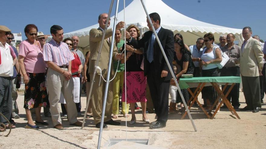 El alcalde, Francisco de la Torre, pone la primera piedra del polideportivo.