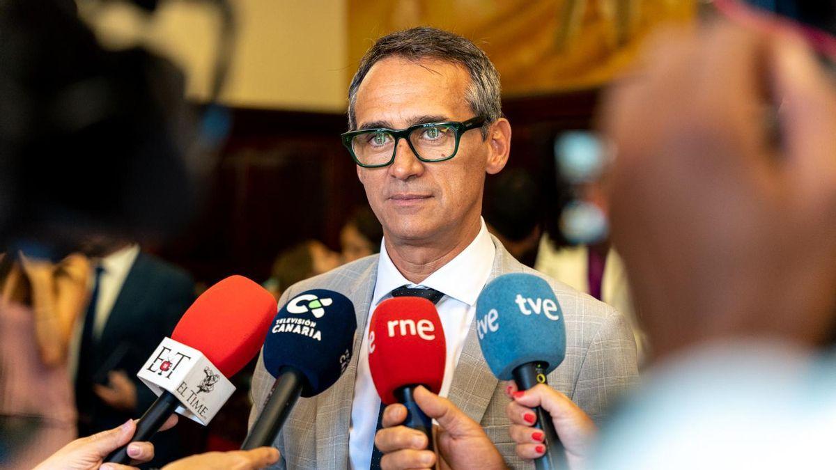 Javier Llamas, alcalde de Los Llanos de Aridane, atiende a los medios de comunicación.