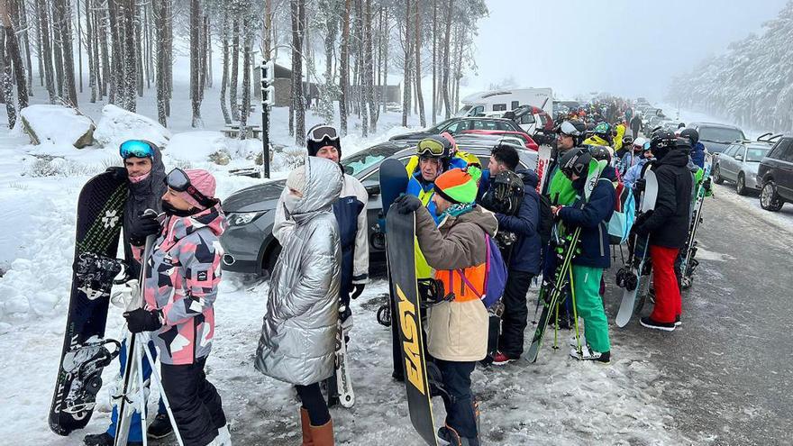 La nieve atrae a centenares de esquiadores en una jornada apacible en la estación de Manzaneda