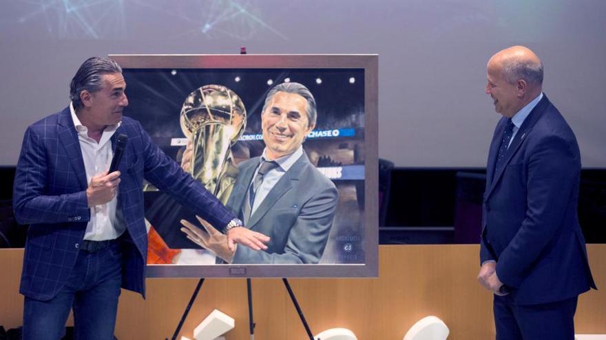 El entrenador asistente de los Toronto Raptors y seleccionador nacional de baloncesto, Sergio Scariolo, junto al consejero andaluz de Educación y Deporte, Javier Imbroda.