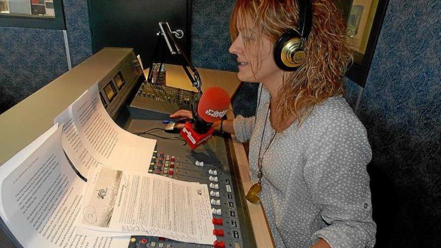 Anna Costa presentant les notícies a l&#039;estudi de Ràdio Berga, emissora municipal