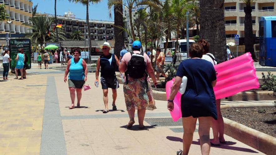 Turistas en Playa del Inglés, Gran Canaria