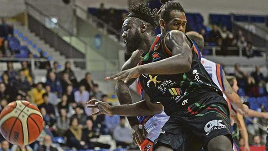 El pívot noruego Karamo Jawara perdiendo un balón bajo el aro ante la presión del rival nortamericano Dartaye Thomas Ruffin.