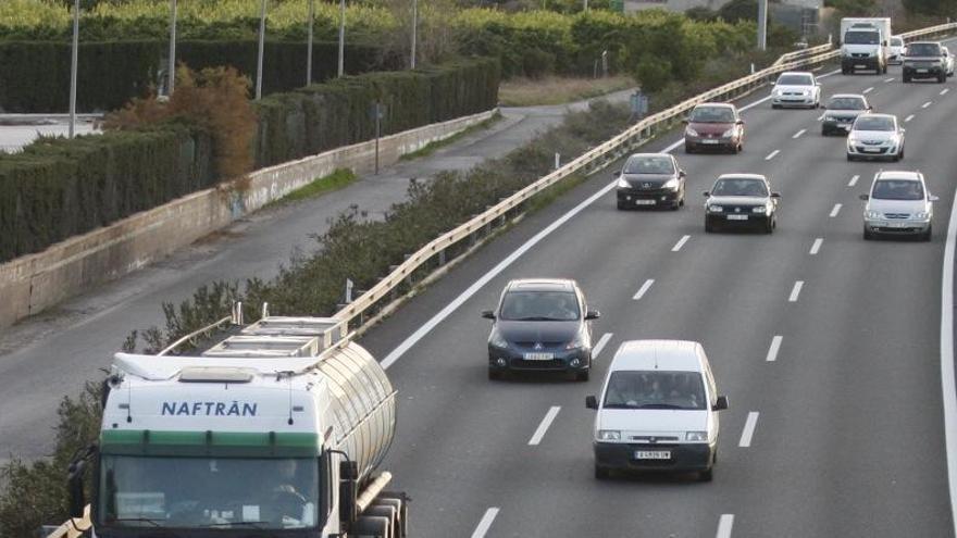 Varios camiones frigoríficos circulan por la Ronda Oeste de Murcia.