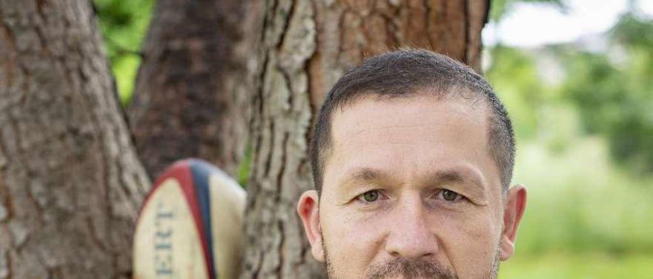 David Monreal, ayer en Ourense con un balón de rugby incrustado en un árbol cercano. // Carlos Peteiro