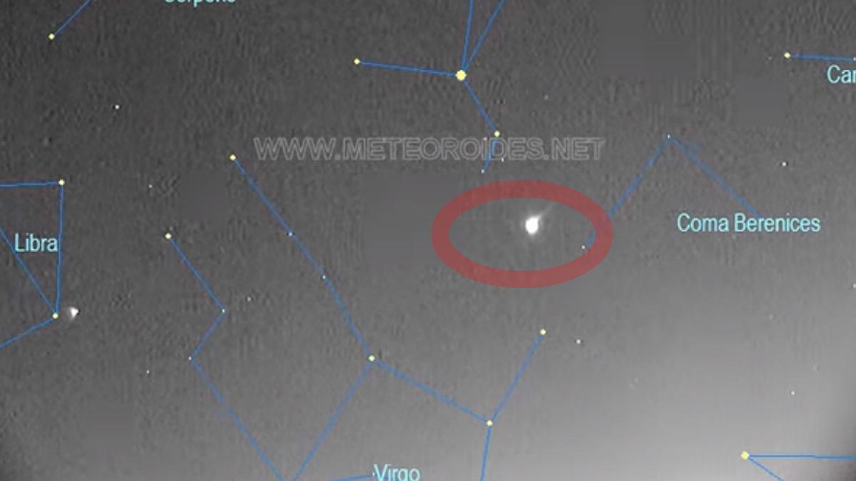 Los restos del meteorito cruzando el cielo de Cádiz, la noche del pasado sábado.