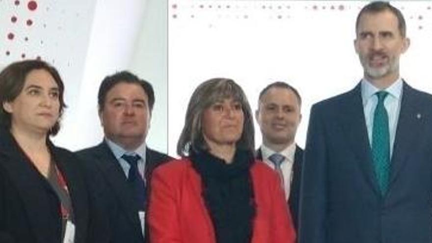 Ada Colau y Núria Marín, junto a Felipe VI.