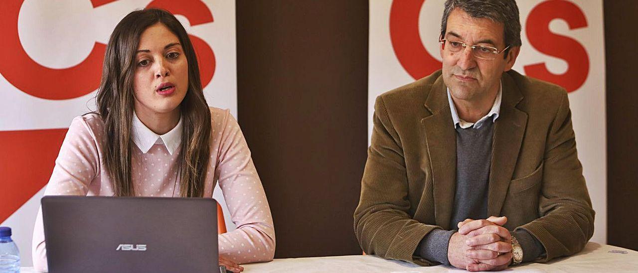 La edil de Gran Teatre y Falles, María Beltrán, junto al portavoz de Cs, Juan giner.