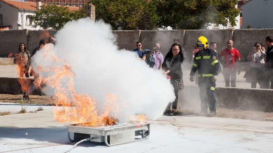 Simulación de extinción de incendios llevada a cabo ayer en el IES Universidad Laboral.