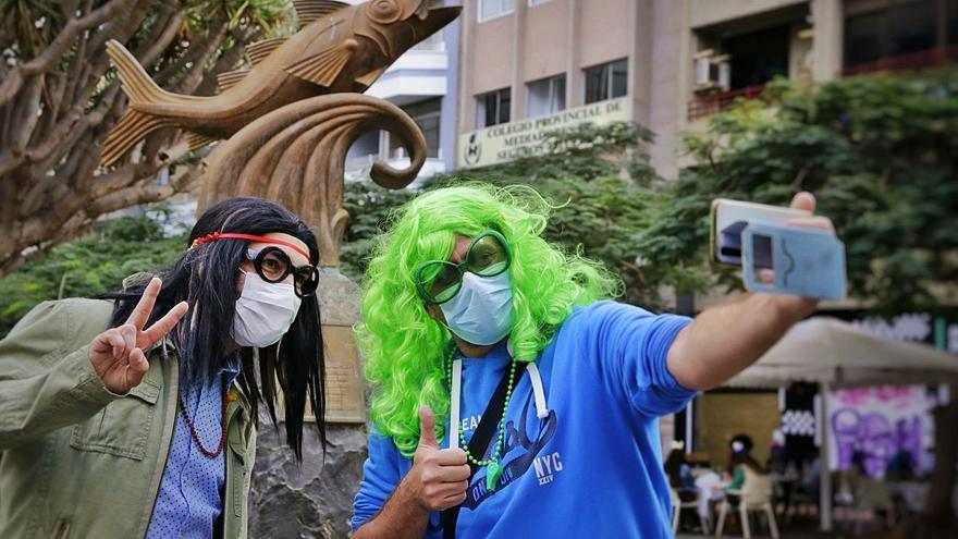 Ante las restricciones del coronavirus, dos hombres deciden celebrar el carnaval saliendo a la calle con pelucas.