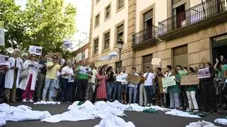 Los médicos extremeños claman en su jornada de huelga: “Batas al suelo, nos vamos al extranjero”