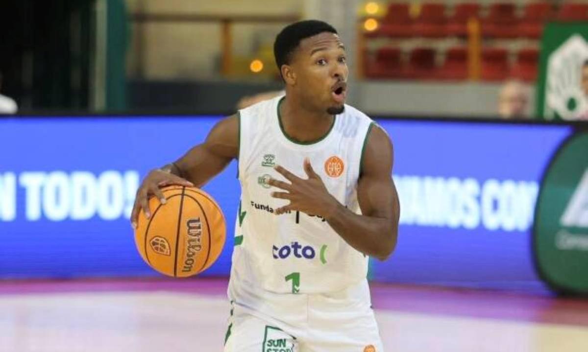 Jalen Cone dirige una jugada del Cajasol Coto Córdoba de Baloncesto.