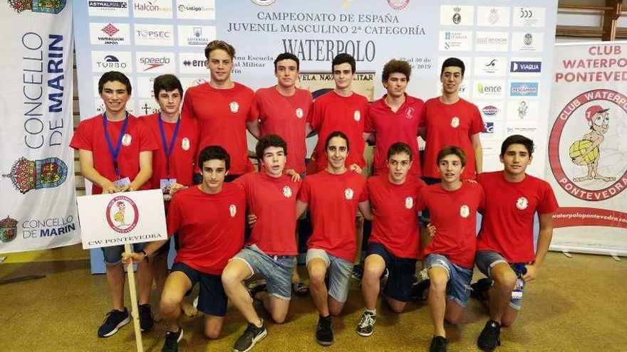 El equipo del CW Pontevedra en el desfile de los equipos del Campeonato de España. // Santos Álvarez