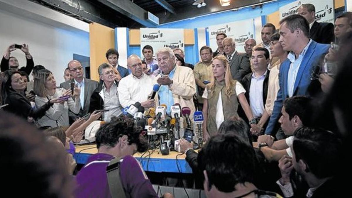 El expresidente del Gobierno español, Felipe González, se dirige a la prensa tras el encuentro con la Mesa de Unidad Democrática, el lunes, en Caracas.