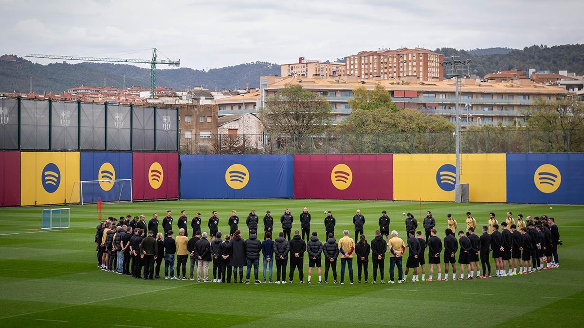 El Barça guarda un minuto de silencio antes del entrenamiento en recuerdo del doctor Carles Miñarro