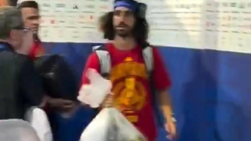 ¡Cucurella se llevó la Copa del Mundo en una bolsa de basura!
