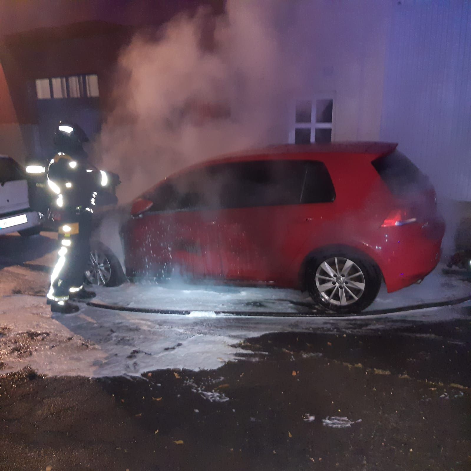 incendian dos vehículos en el barrio de San Matías