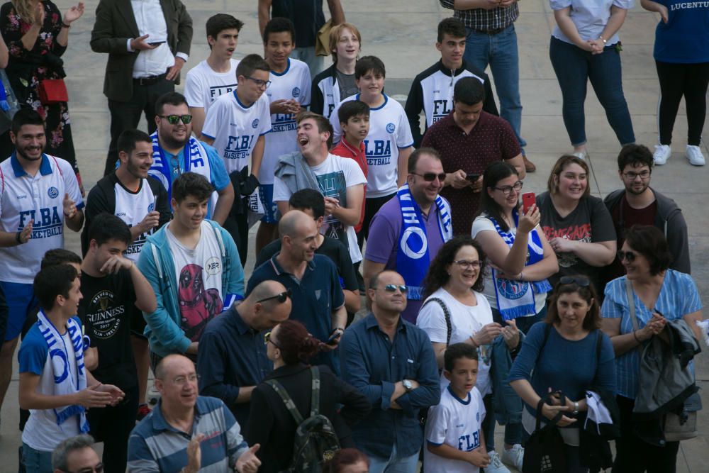 Unos 300 aficionados arropan al equipo de Rivero en el Ayuntamiento tras su ascenso a LEB Oro
