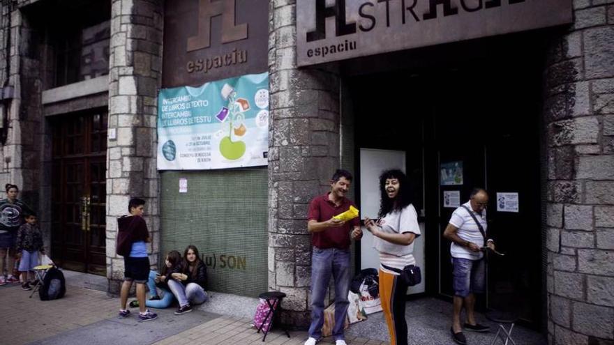 El intercambio de libros escolares bate récords, con gente a la cola desde ayer