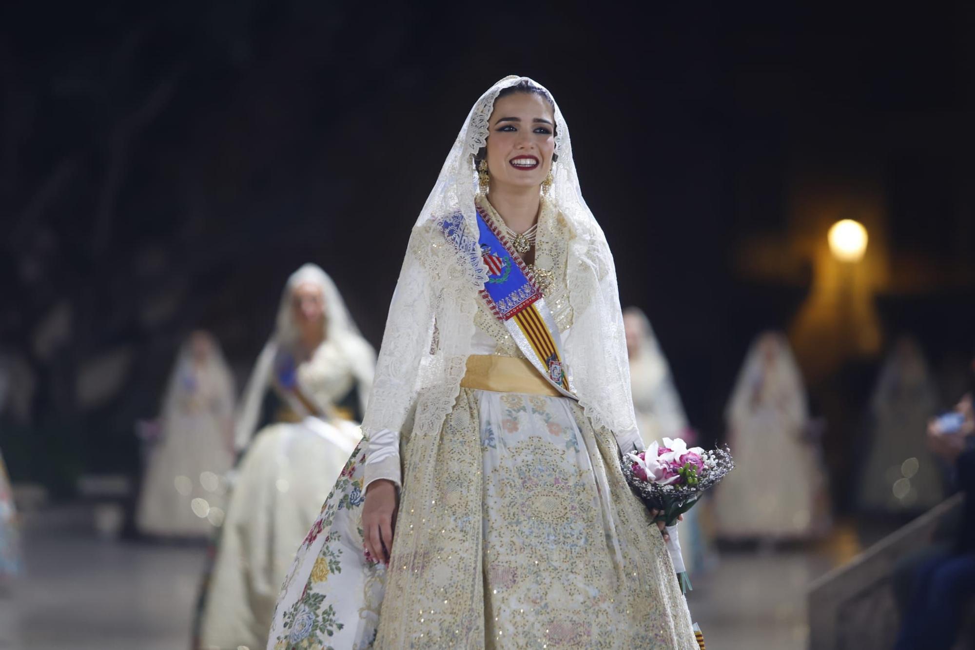 Laura Mengó y su corte coronan la ofrenda a la Virgen