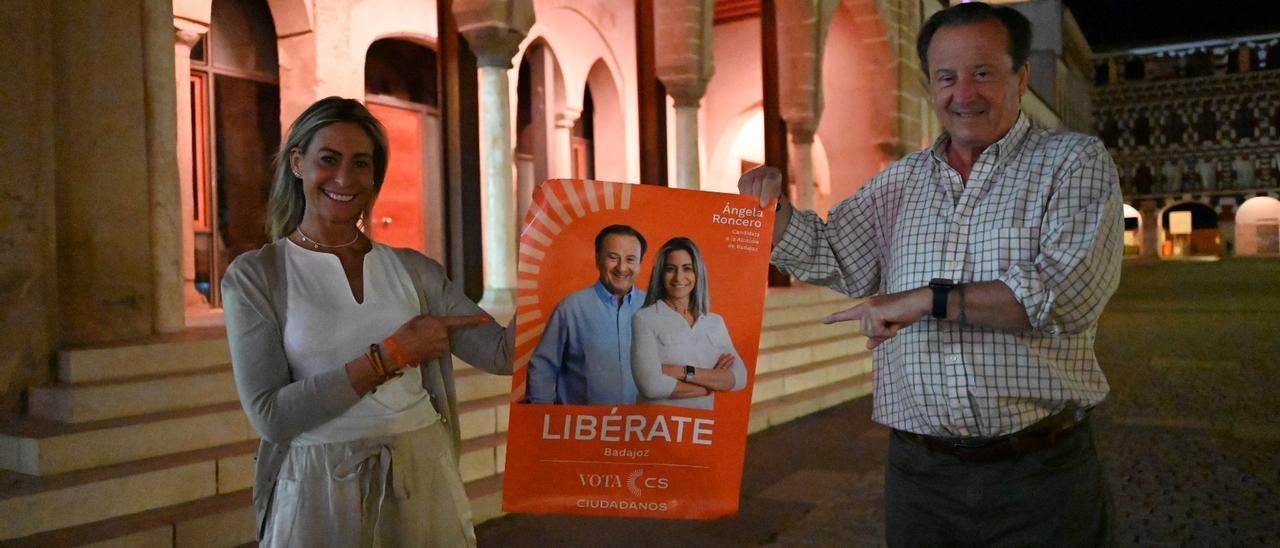 FOTOGALERÍA | Así fue la 'pegada' de carteles en Extremadura