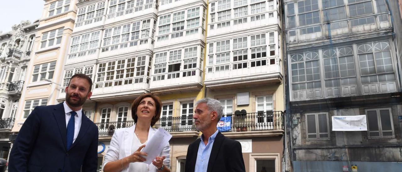 La conselleira de Vivienda, Ángeles Vázquez, delante del edificio adquirido en San Andrés.