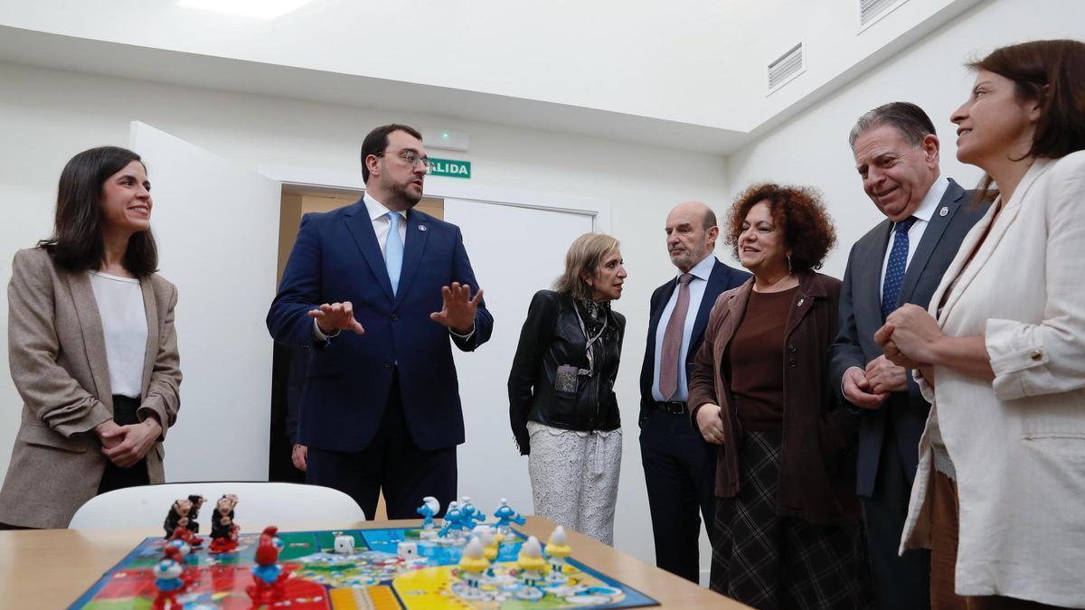 Adrián Barbón, segundo por la izquierda, en la inauguración del centro, el pasado abril.