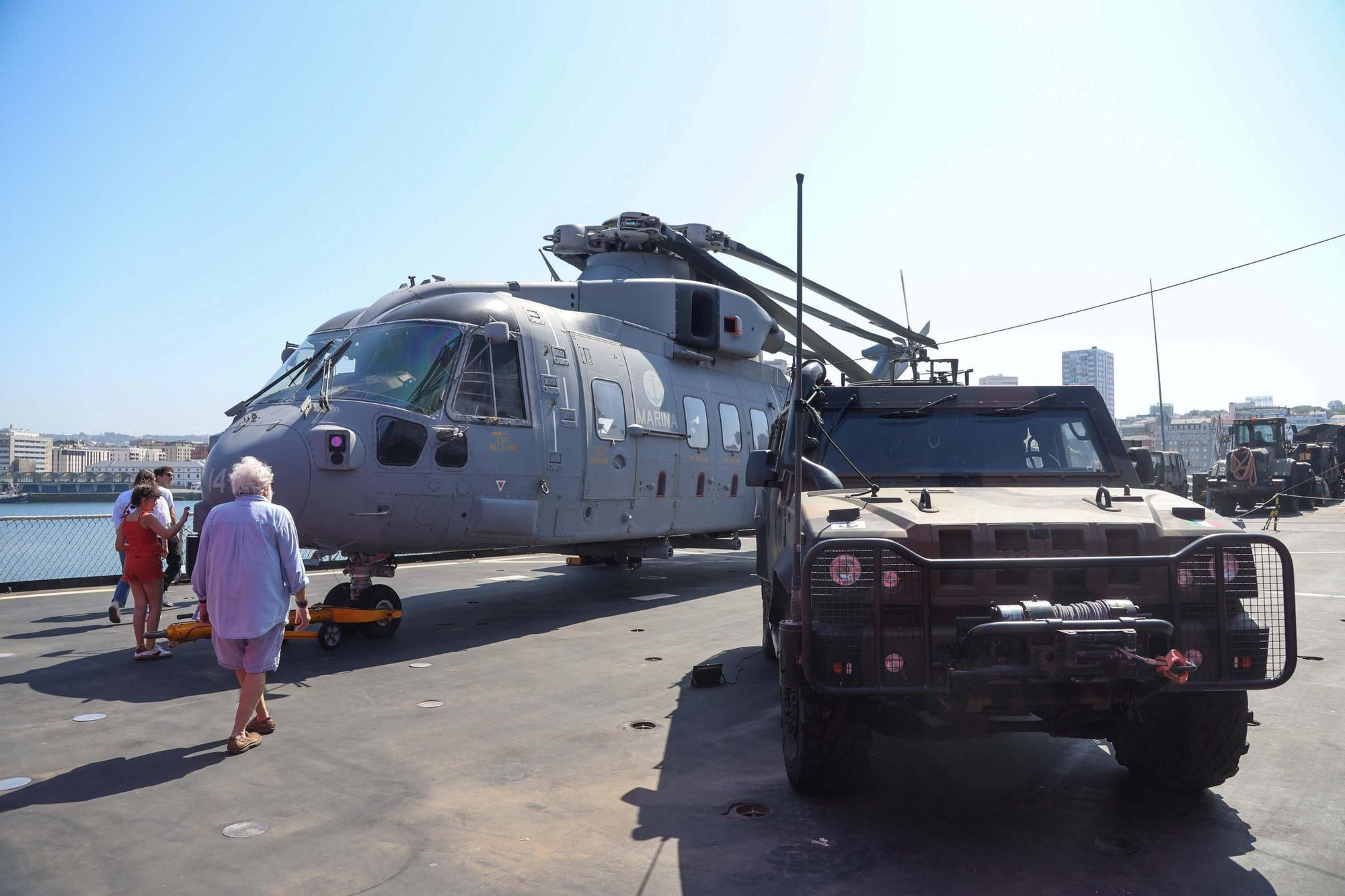 El buque 'San Giorgio', de la Armada de Italia, atraca en A Coruña en una visita no oficial